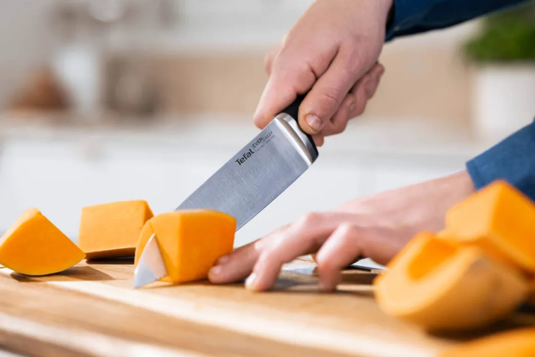 Zestaw 5 noży ze stali nierdzewnej TEFAL EverSharp Pro + blok z wbudowaną ostrzałką